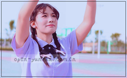 分析师正指着屏幕上跳动的实时数据曲线